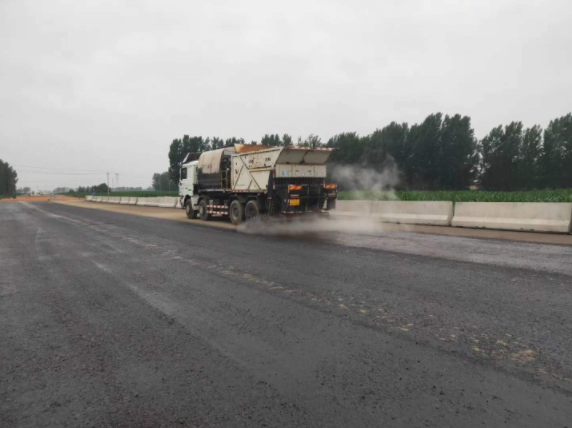 祝賀我司平頂山外環(huán)項(xiàng)目透層、稀漿封層試驗(yàn)段完成