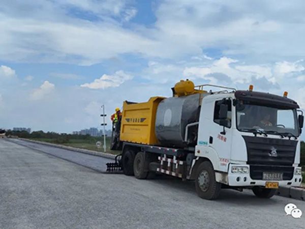 熱烈祝賀我司鶴港高速封層、透層試驗段成功