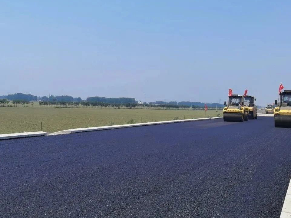 許信高速透層、封層和瀝青下面層試驗段攤鋪圓 滿成功