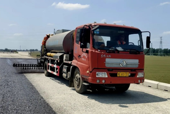 許信高速透層、封層和瀝青下面層試驗段攤鋪圓 滿成功